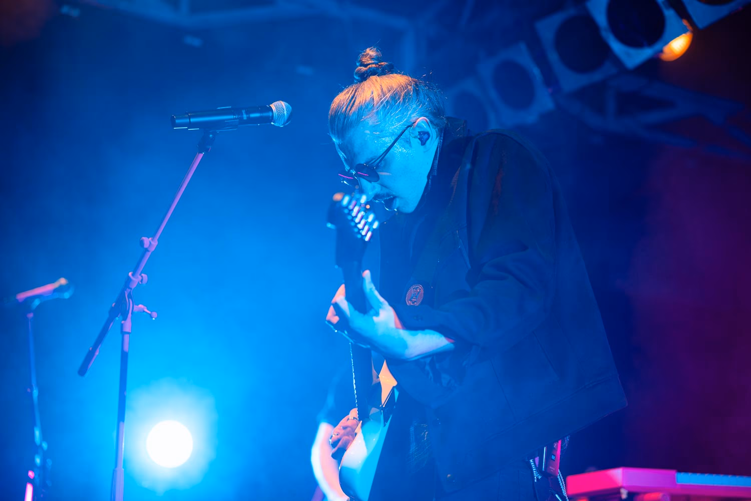 Bandmitglied performt mit Gitarre auf der Open-Air-Bühne