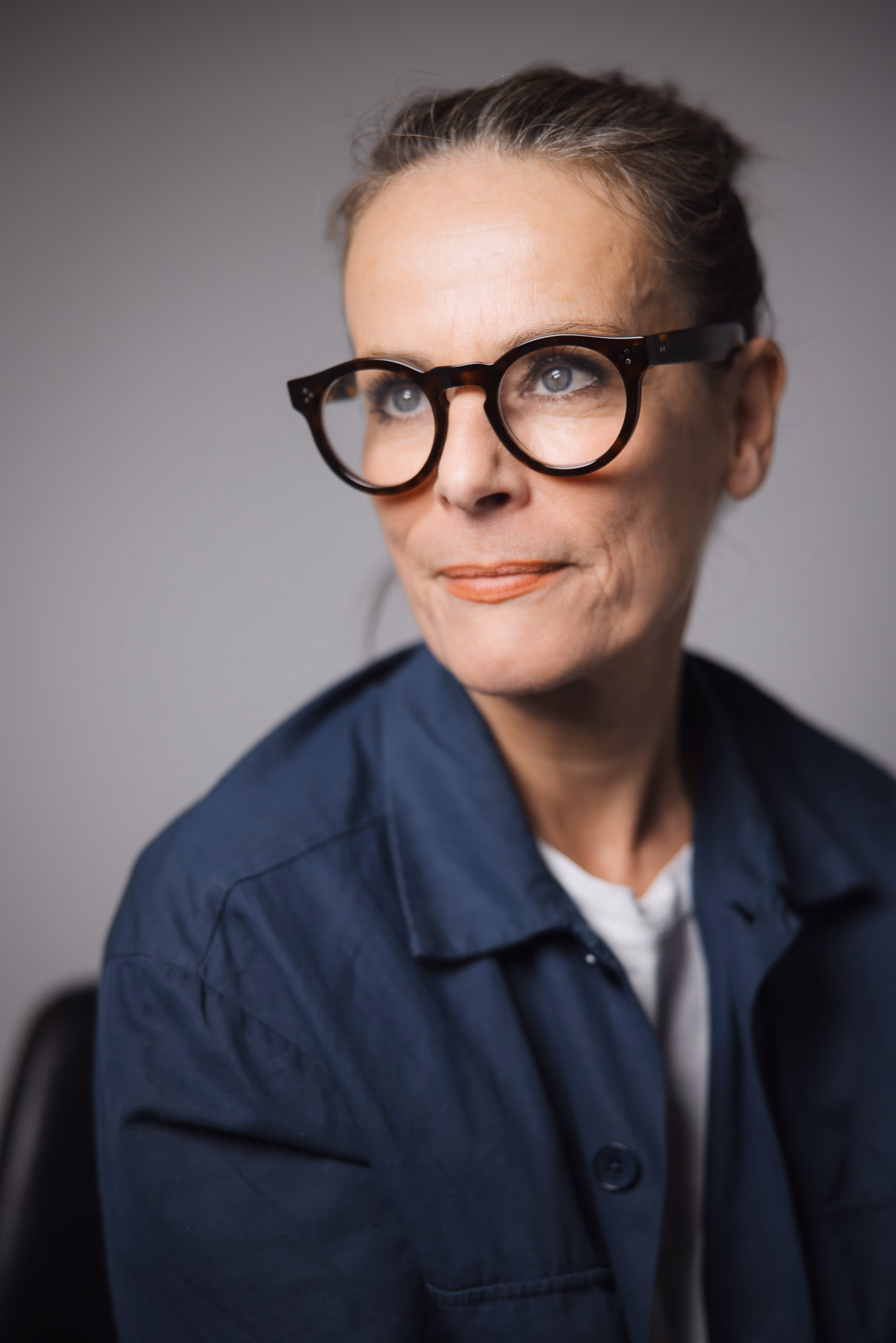 Business-Porträt mit Brille, Blick direkt in die Kamera