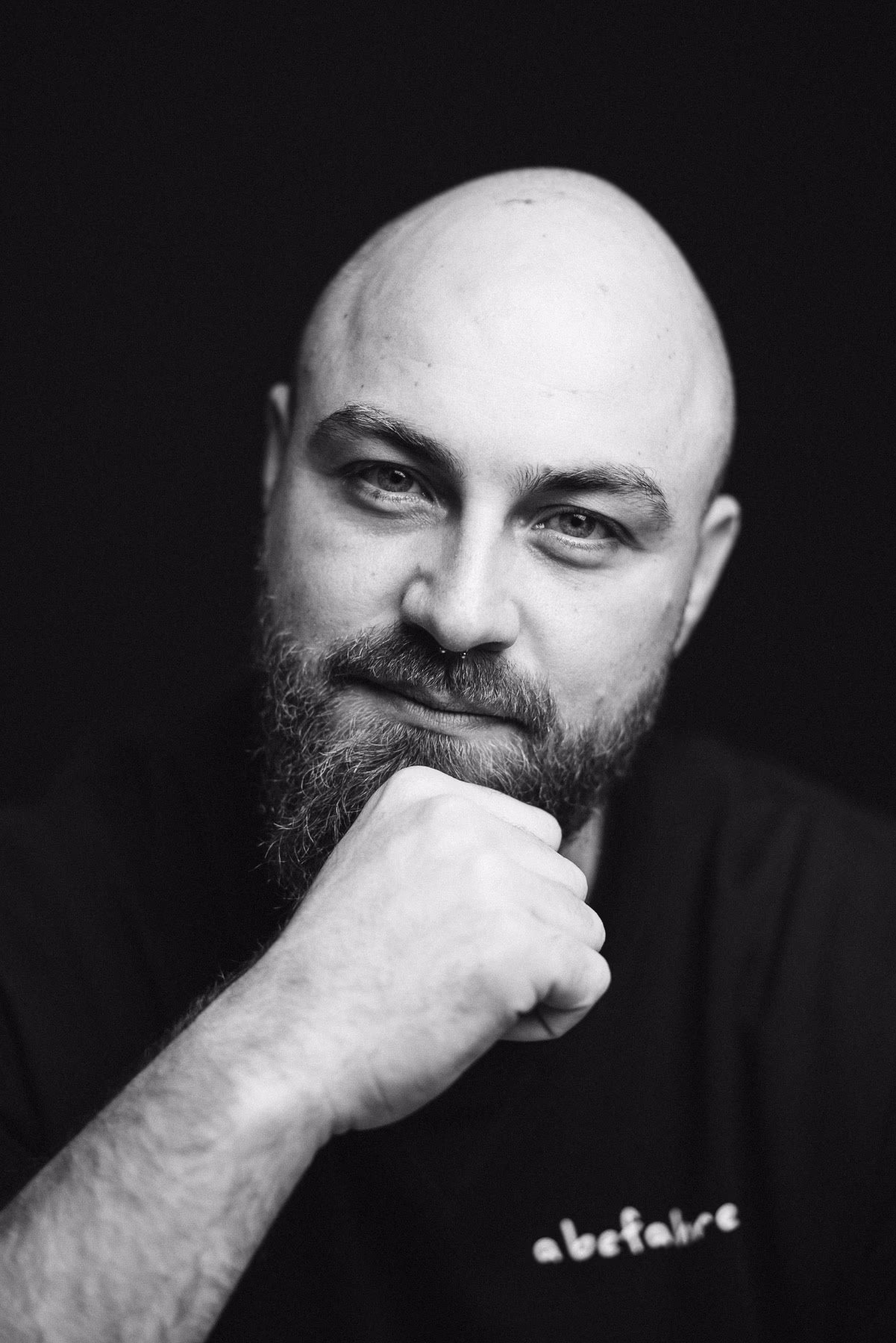 Bart und ruhiger Blick, Schwarz-weiß-Studioporträt
