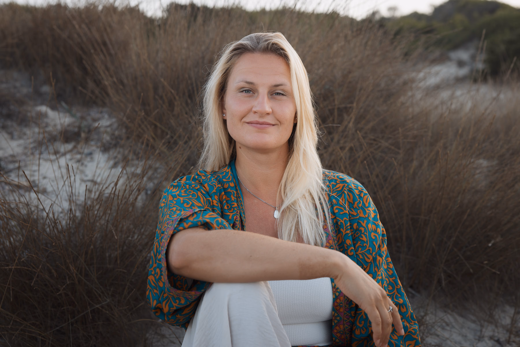 Kimono-Look in den Dünen, wehendes blondes Haar
