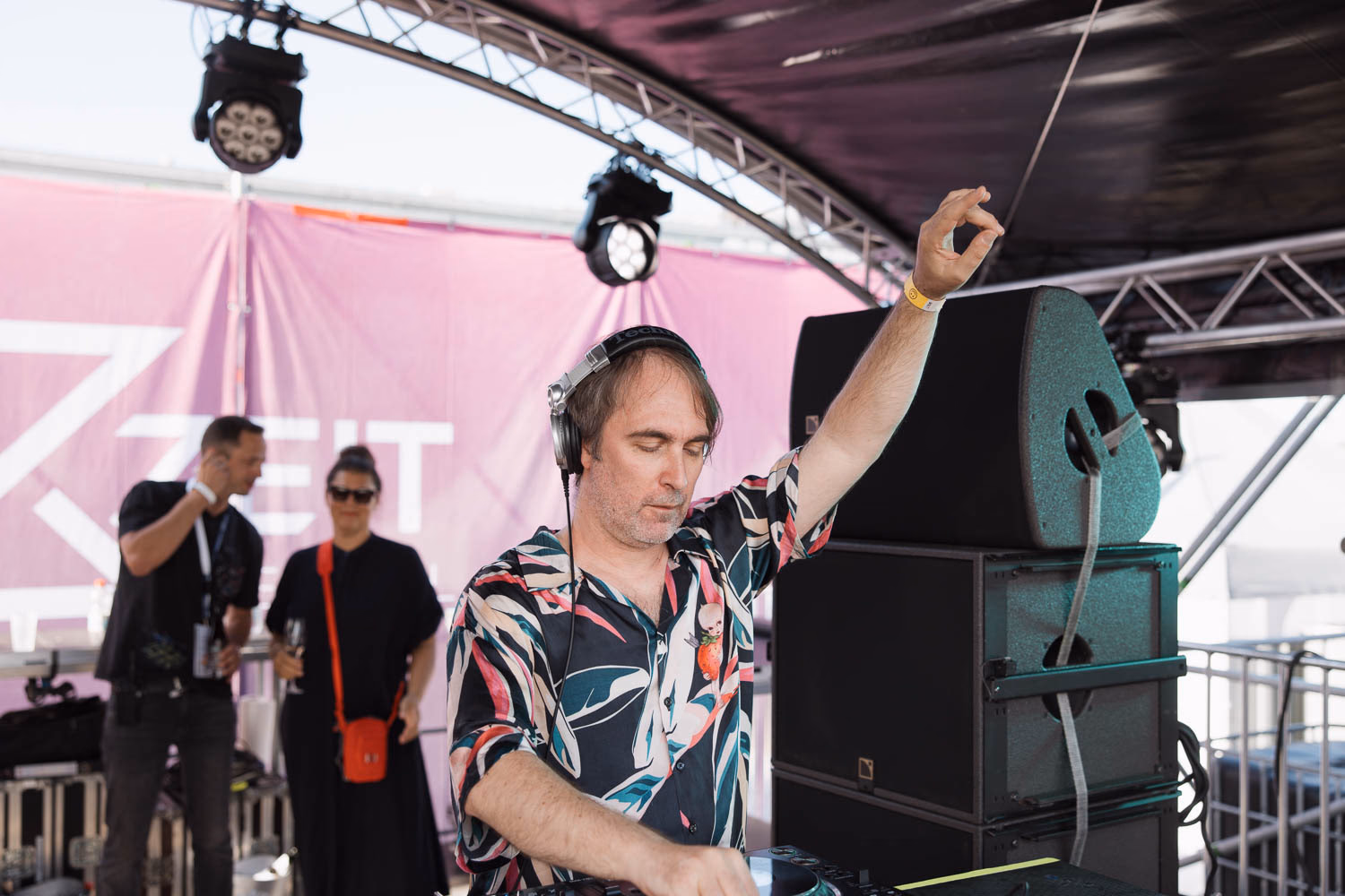 Publikum hebt die Arme zur Musik