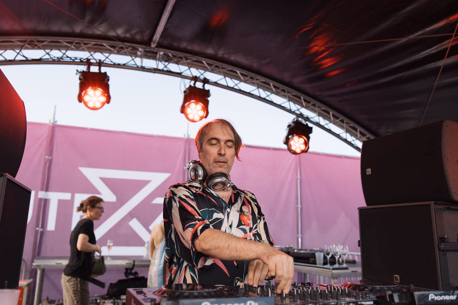 Zwei Festivalbesucher tanzen ausgelassen