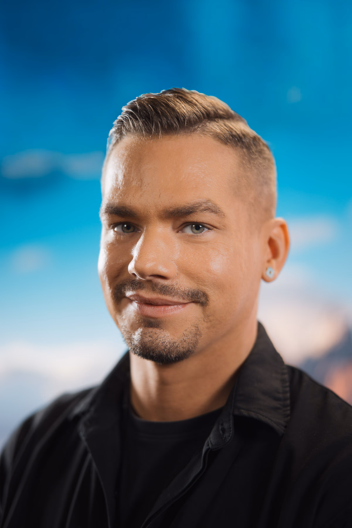 Meditativer Mann mit Kristallanhänger, Augen geschlossen