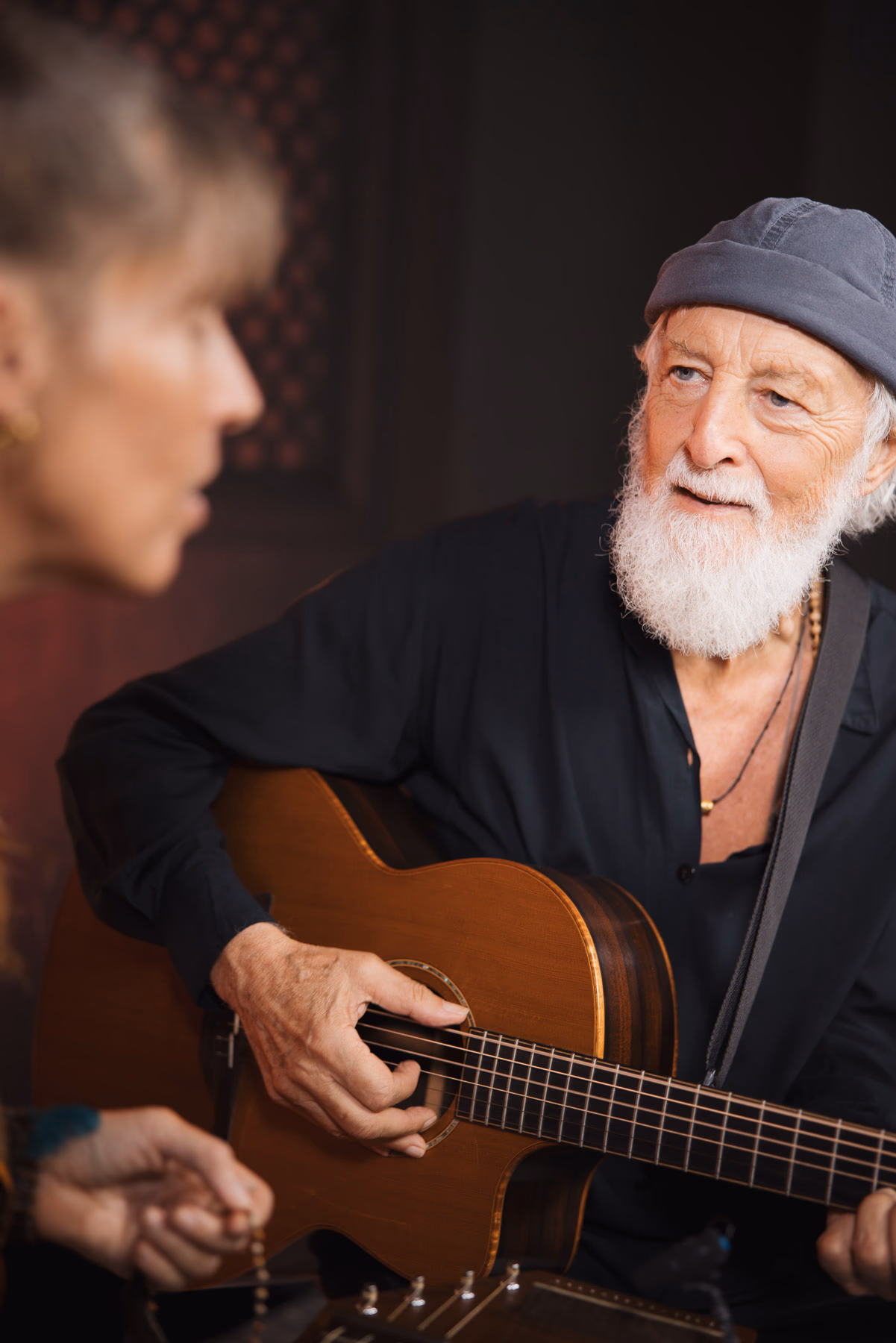 Gitarrist und Sängerin performen gemeinsam auf der Bühne