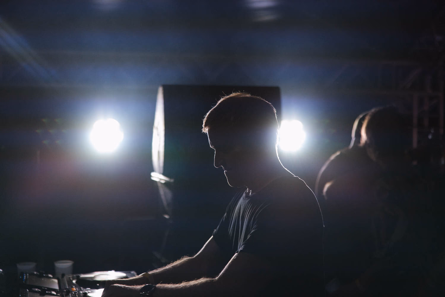 DJ-Pult von der Seite, Lichtreflexe im Nebel