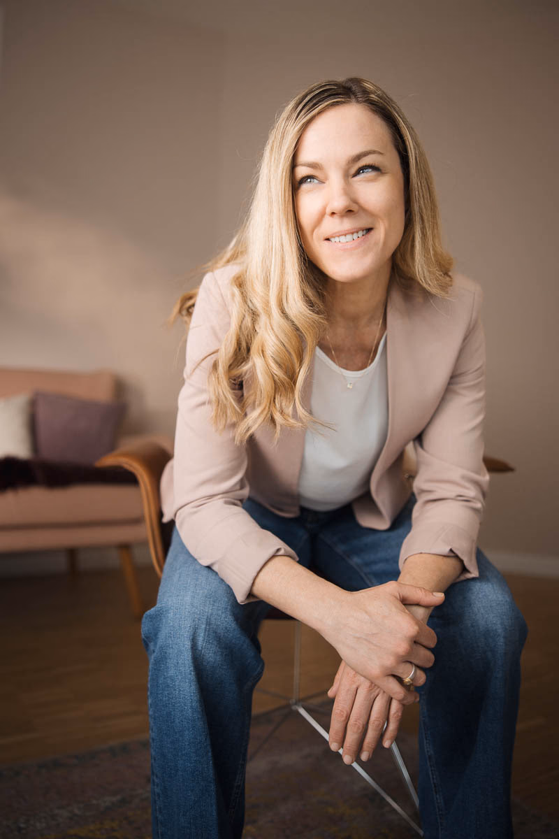 Lockere Sitzhaltung, Sneaker und Jeans, Wohnzimmer-Setting