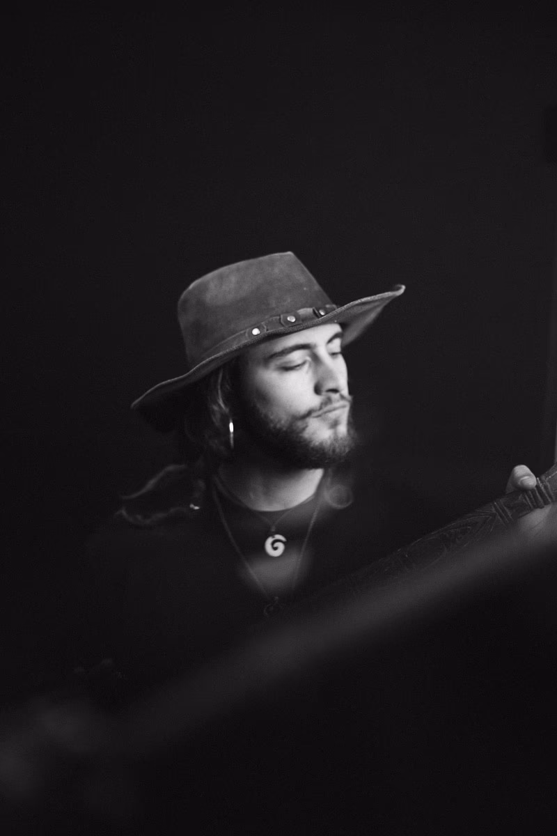 Ruhiger Blick durch lange Locken, Studiolicht