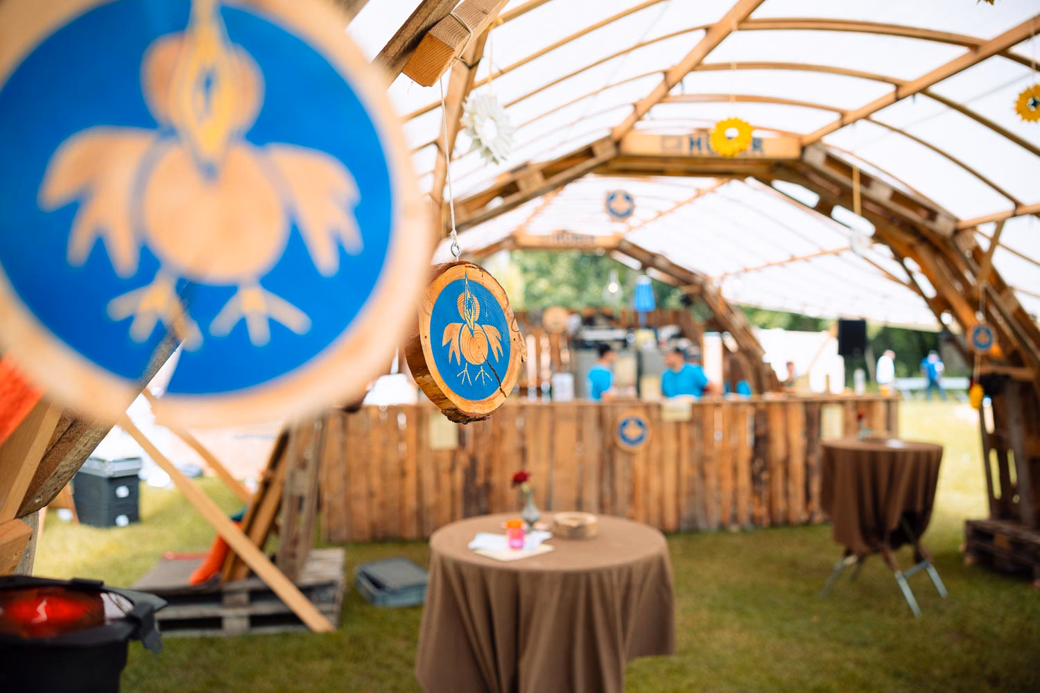 Besucher am Foodtruck, Sonnenschein im Festivalpark