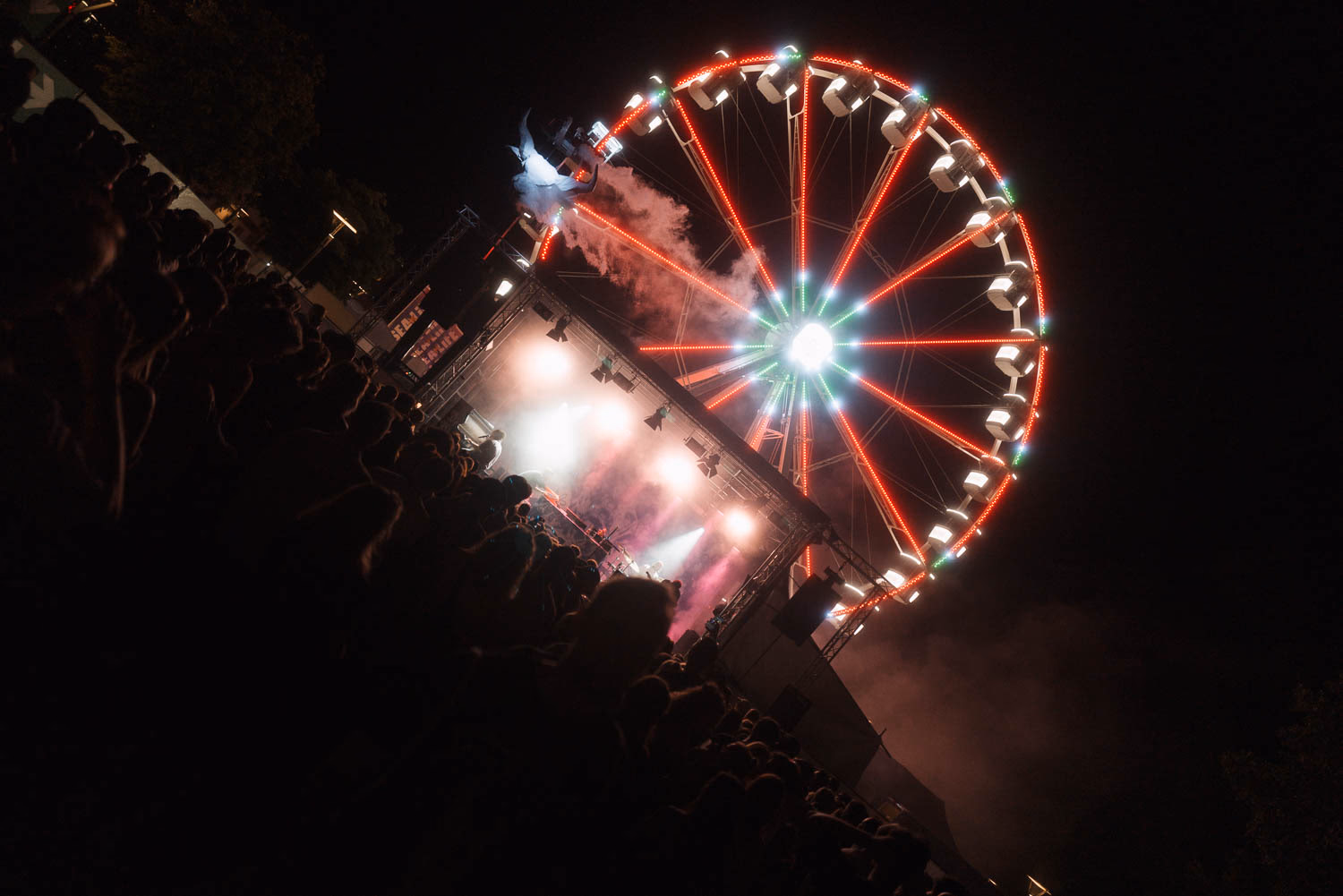 Nahaufnahme lachender Festivalgäste
