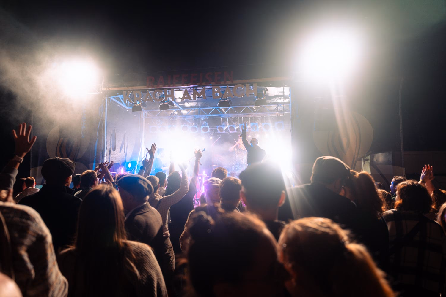 Musiker stimmt die Gitarre vor dem nächsten Song